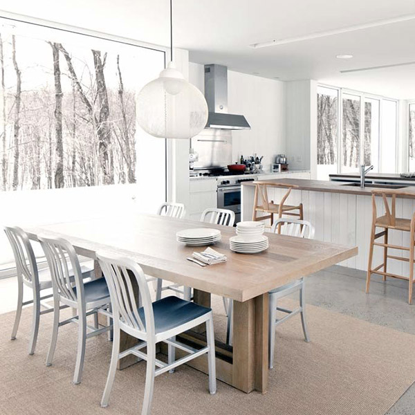 salle à manger avec cuisine ouverte dans maison bois au Canada