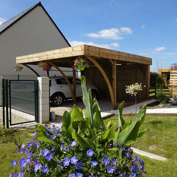 jardin et garage d'une maison bois près du Paris