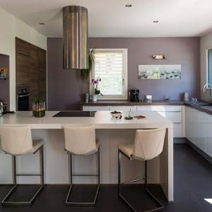 cuisine ouverte blanche dans maison bois en Haute-Savoie