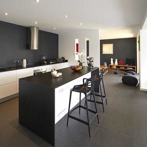 cuisine noire ouverte