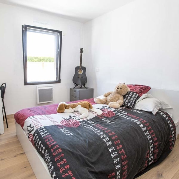 chambre des parents au parquet dans maison bois familial