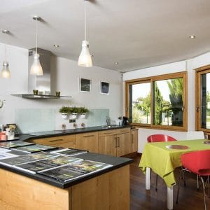 cuisine ouverte classique dans maison bois