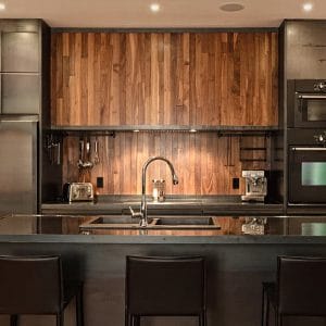 cuisine en bois ouverte dans maison bois
