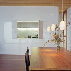 salle à manger au parquet dans maison bois