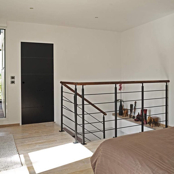 chambre avec escaliers en bois