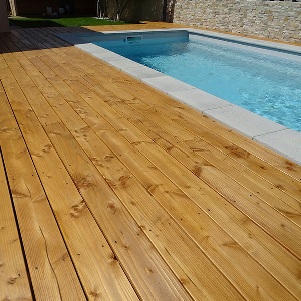 architecture-bois-terrasse-exotique-piscine-entretien-saturateur-chene-clair-anovabois