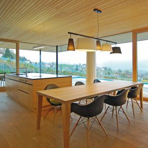 cuisine bois ouverte dans maison bois au Liechtenstein