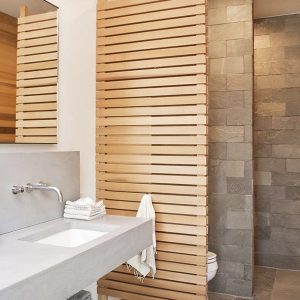 salle de bains en bois d'une maison bois moderne aux États-Unis