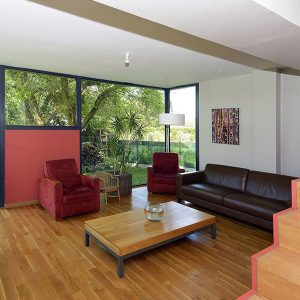 séjour avec parquet d'une maison bois