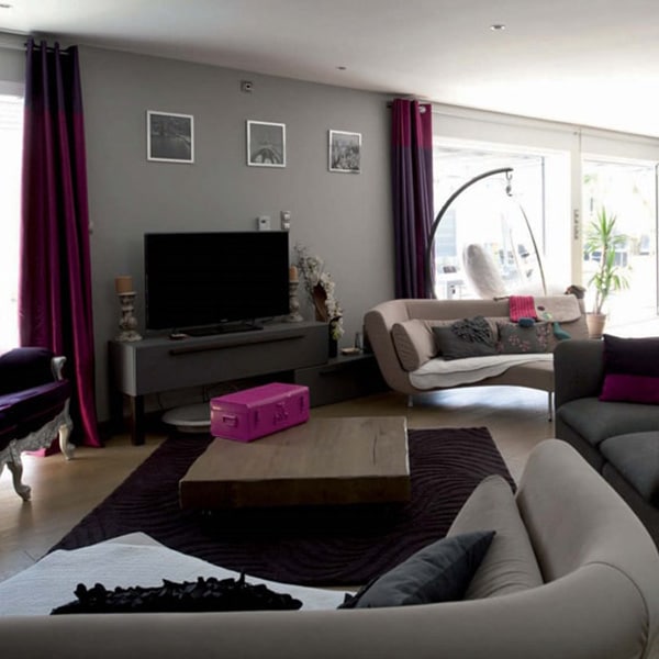 séjour avec canapé et parquet d'une maison bois