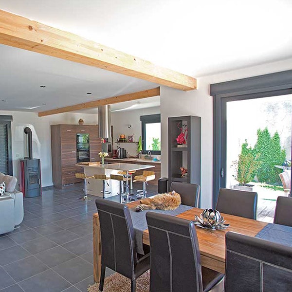 salon ouverte avec chauffage dans maison bois