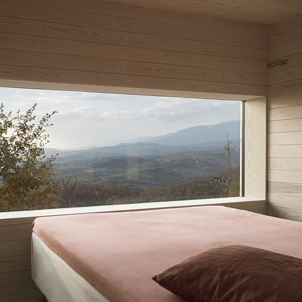 chambre des parents en bois dans maison bois en norvège