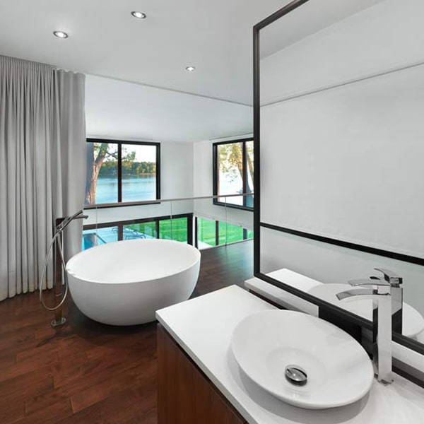 salle de bains moderne en bois dans maison bois