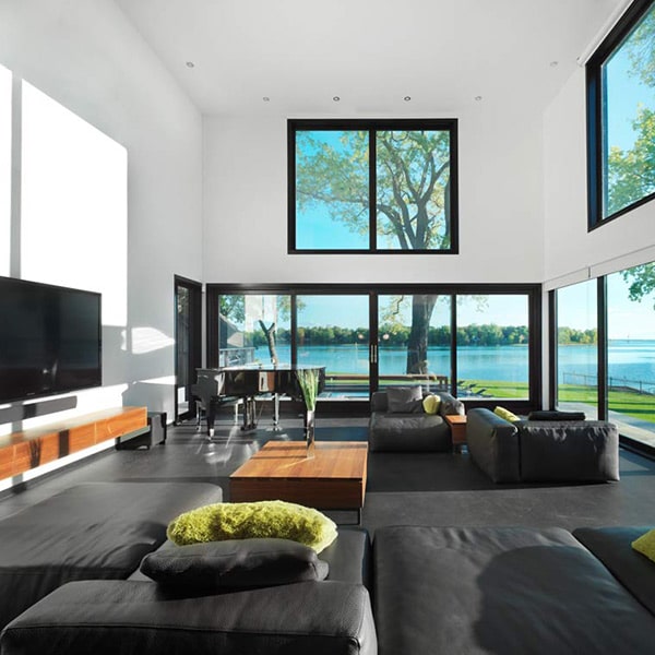 salon avec vue magnifique dans maison au Canada