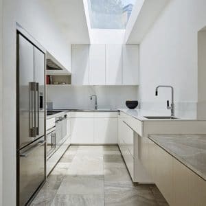 cuisine blanche classique d'une maison bois