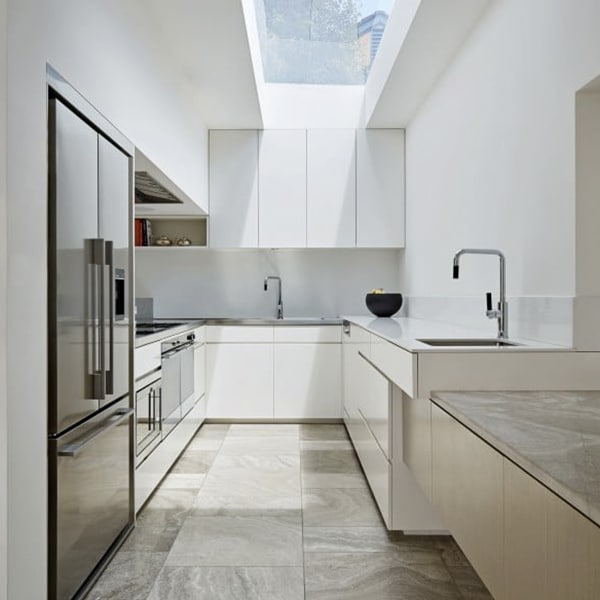 cuisine blanche classique d'une maison bois