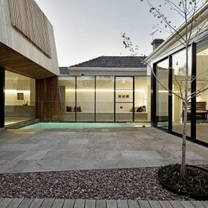 cour intérieure d'une maison bois familial