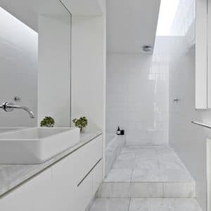 salle de bains avec dalles de pierre dans maison bois en Australie