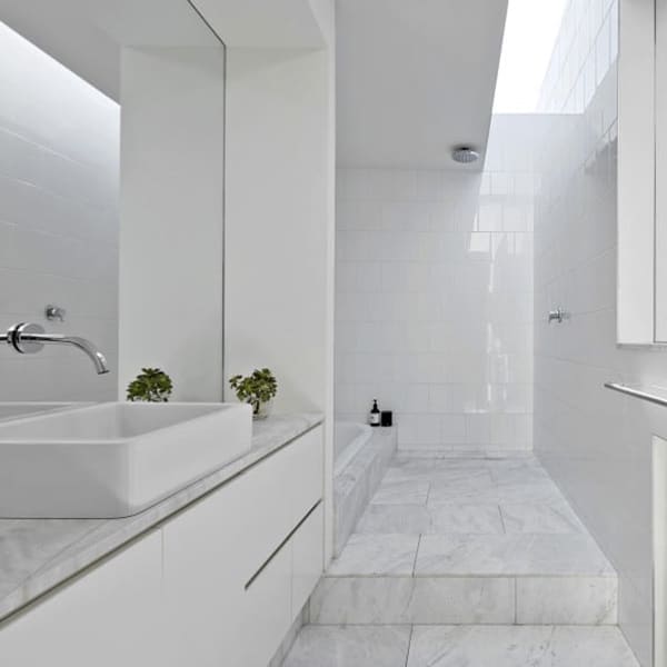 salle de bains avec dalles de pierre dans maison bois en Australie
