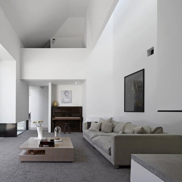 séjour en tapis avec canapé dans maison bois en Australie
