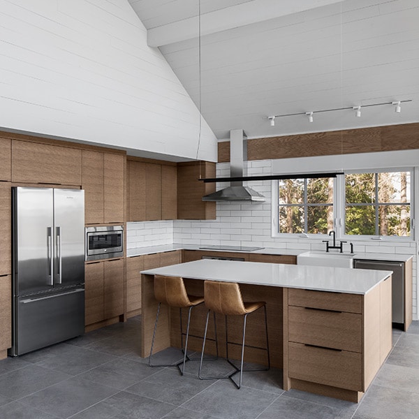 cuisine moderne en bois dans maison moderne en bois