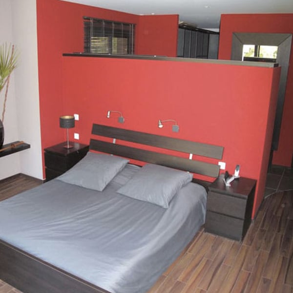 chambre des parents au parquet dans maison bois à Biscarrosse