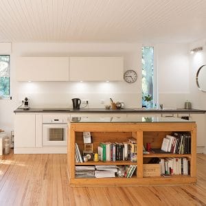 cuisine ouverte blanche dans maison bois en Gironde