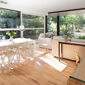 salle à manger ouvert avec parquet près de Bordeaux