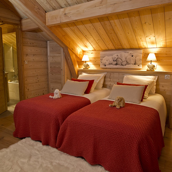 chambre des parents en bois dans chalet dans une station de ski à la montagne