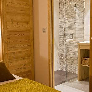 salle de bains en bois dans chalet en bois à PACA