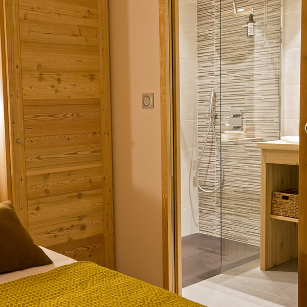 salle de bains en bois dans chalet en bois à PACA