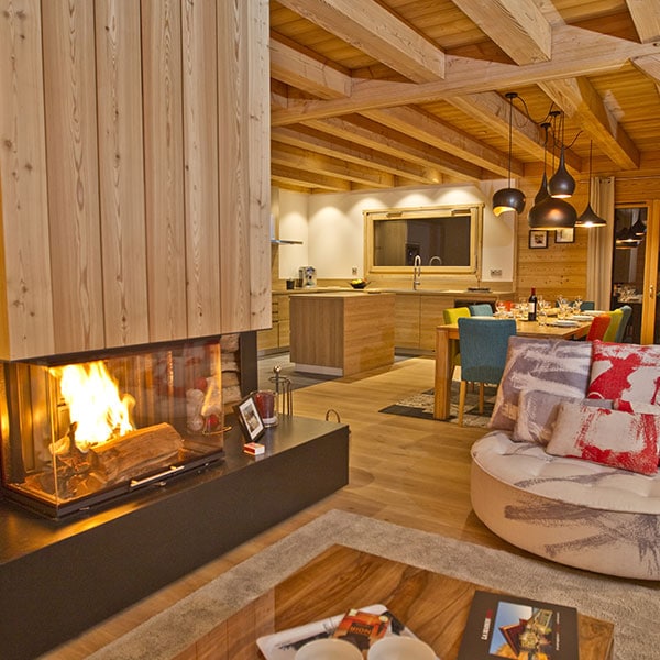 cozy salon en bois avec cheminée dans chalet bois