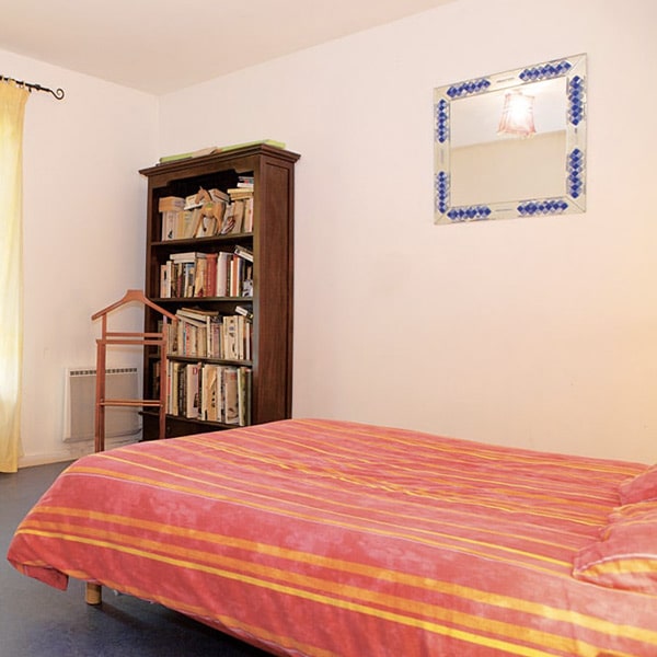 chambre des parents d'une maison bois