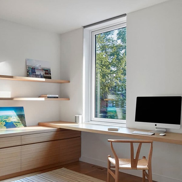 bureau en bois dans maison bois au Canada