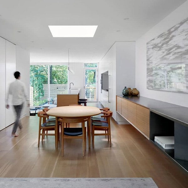 salle à manger dans maison bois à Toronto