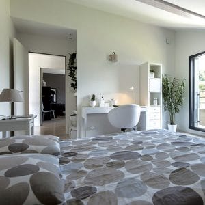 chambre des parents dans maison bois en Auvergne Rhône Alpes