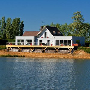 Maison bois au bord d'un lac