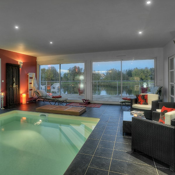 piscine intérieure avec vue magnifique