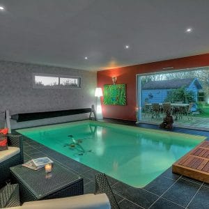 piscine intérieure dans maison bois près de Chartres
