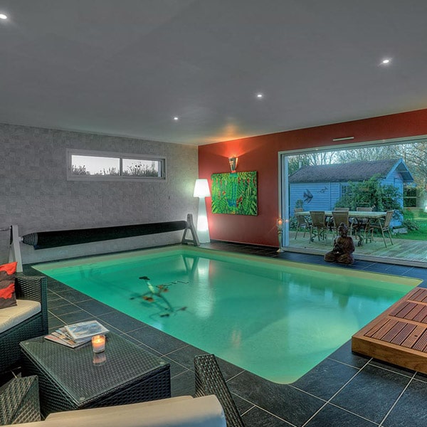 piscine intérieure dans maison bois près de Chartres