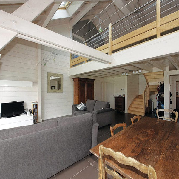 aménagement intérieur d'une maison en bois près de la capitale