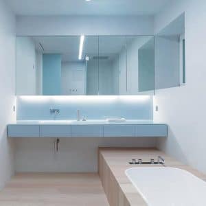 salle de bains avec parquet dans maison bois