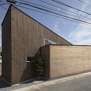 maison bois inclinée au Japon
