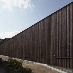 maison bois moderne inclinée au Japon