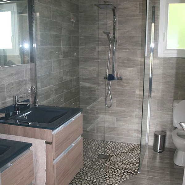 salle de bains au pierre d'une maison bois en Gers