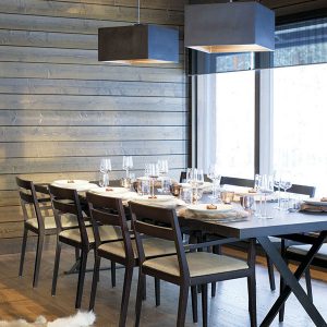 Salle à manger en bois dans maison confortable en bois