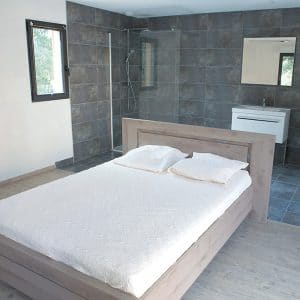 chambre des parents en bois d'une maison bois familial