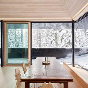 salle à manger avec parquet dans maison bois