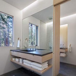 salle de bains en bois dans maison bois