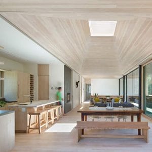 cuisine ouverte en bois dans maison familial en bois